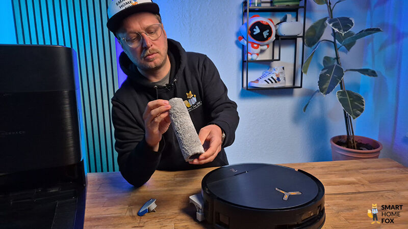Die rotierende Wischwalze des ECOVACS DEEBOT X9 PRO OMNI von unten im Einsatz.